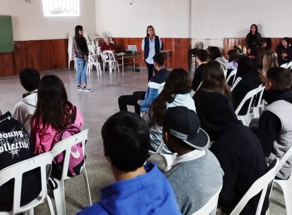 Comisión de Derechos de la Familia recorre establecimientos educativos