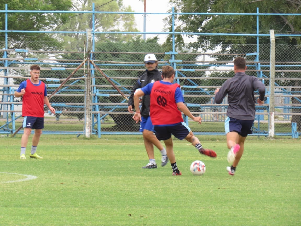 Rubén Darío Forestello, dirigiendo un entrenamiento en Atlético de Rafaela