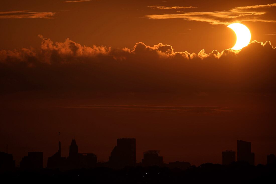 El fenómeno del eclipse de sol, a diferencia del lunar, debe ser visto con protección para los ojos. Foto AP