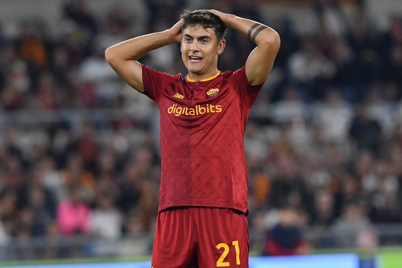 Paulo Dybala, delantero de Roma, y un gesto antes de sufrir una lesión que lo dejaría afuera varias semanas. (AP)