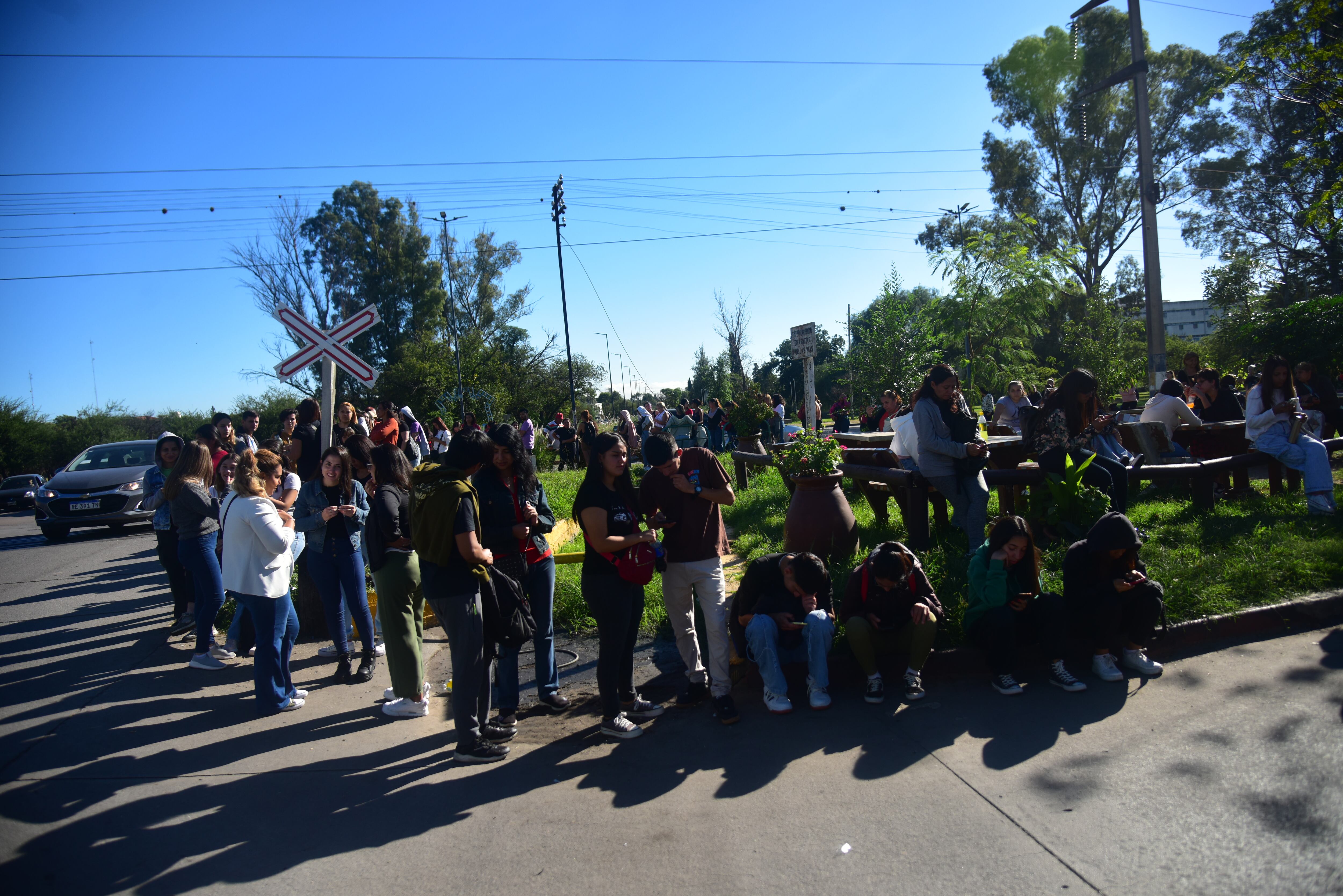 La gente hizo fila desde el jueves al mediodía para aprovechar las ofertas del nuevo local en Córdoba.