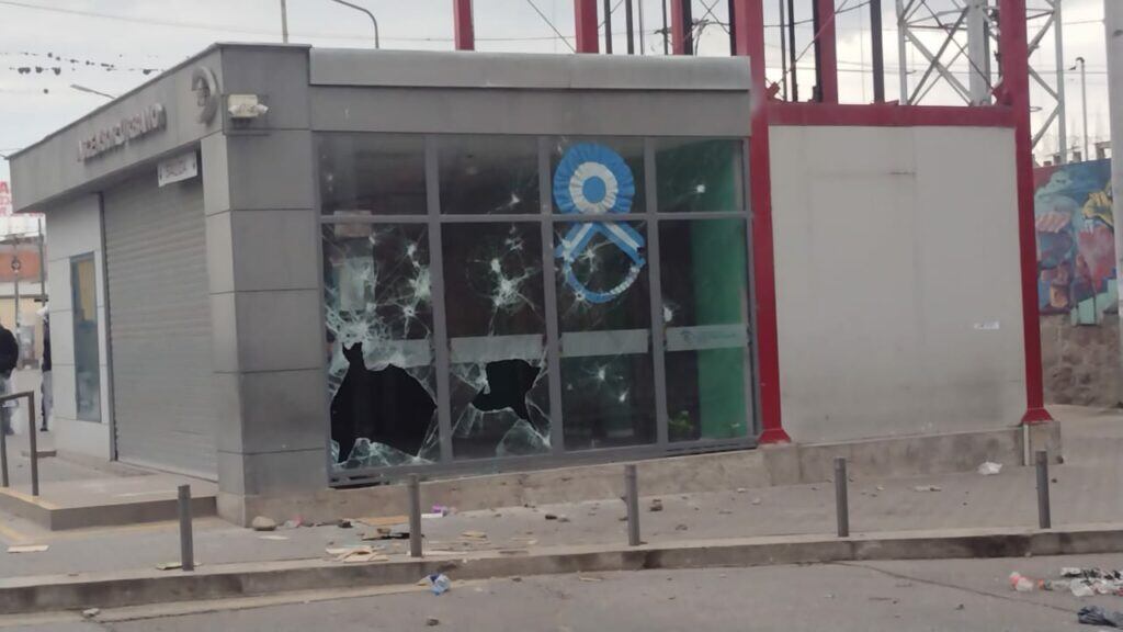 La estación inferior del Ascensor Urbano, en el barrio Castañeda, también fue atacada por los manifestantes que rechazaban la reforma constitucional, el martes 20 de junio.