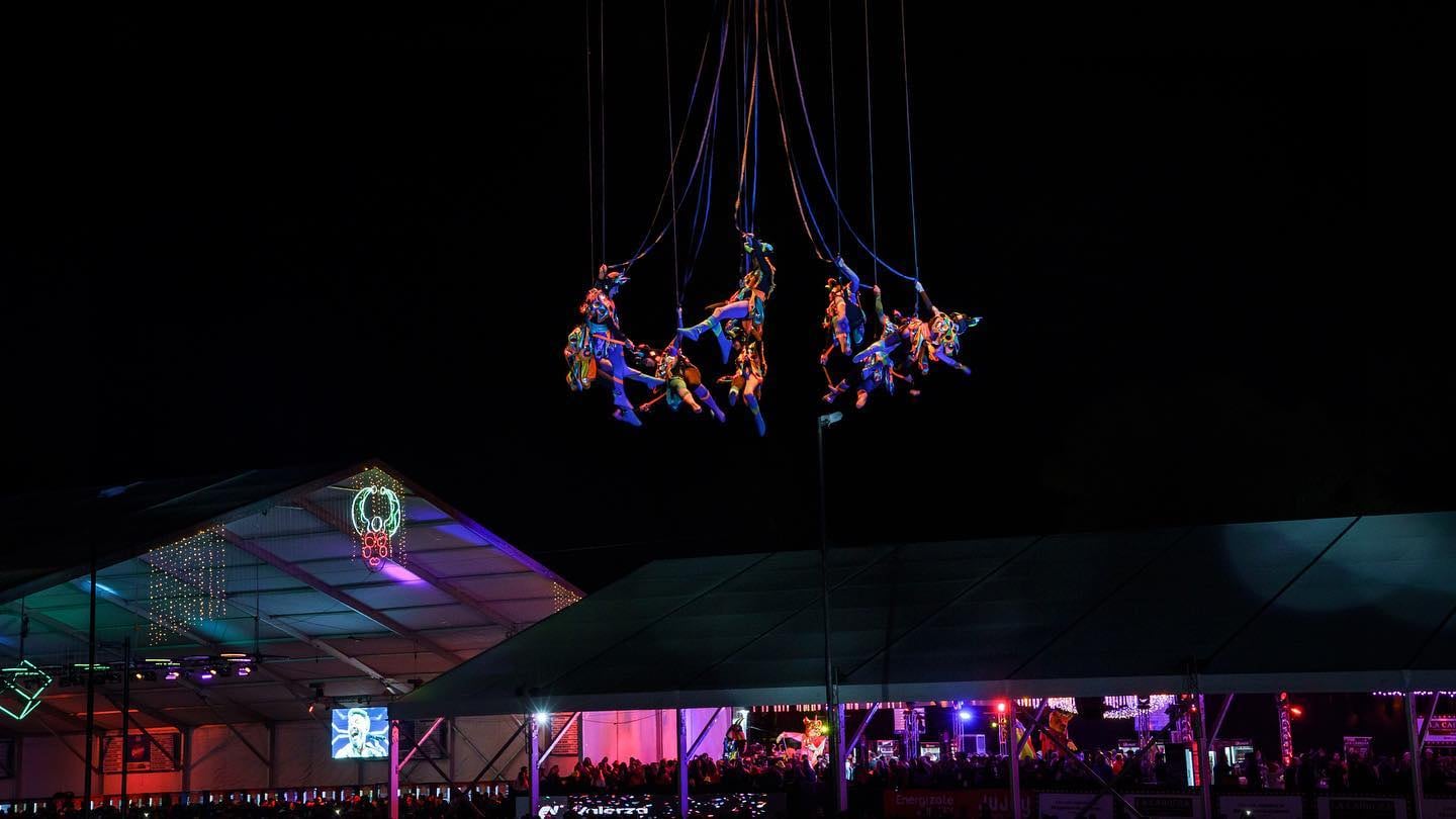 Las coreografías trazadas en el aire sorprendieron al público durante el espectacular show de Los Tekis.