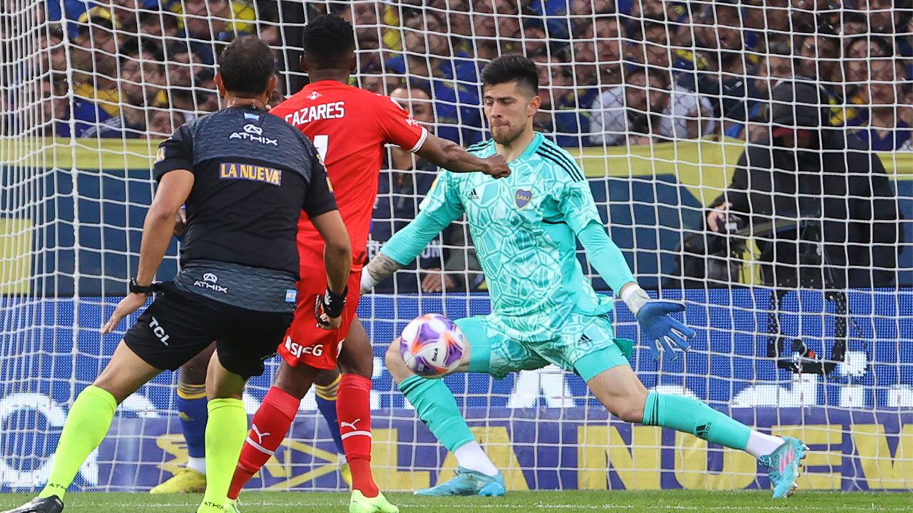 AMDEP8519. BUENOS AIRES (ARGENTINA), 23/10/2022.- El arquero de Boca Juniors Agustin Rossi tapa un remate clave, en un partido de la primera división argentina entre Boca Juniors e Independiente en el estadio La Bombonera en Buenos Aires (Argentina). EFE/Juan Ignacio Roncoroni
