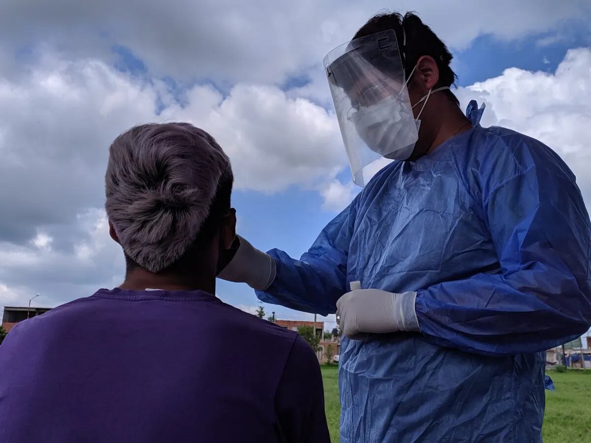 Ante la aparición de síntomas compatibles con Covid-19, la persona deberá someterse al testeo disponible en todos los Centros de Asesoramiento, Diagnóstico y Seguimiento de pacientes habilitados en Jujuy.