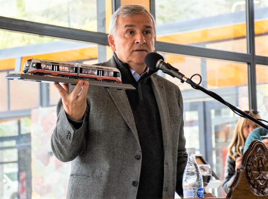 El gobernador Gerardo Morales mostró en Volcán una maqueta a escala del tren turístico solar de Jujuy que se construyo en China y comenzará a funcionar en octubre en la Quebrada de Humahuaca.