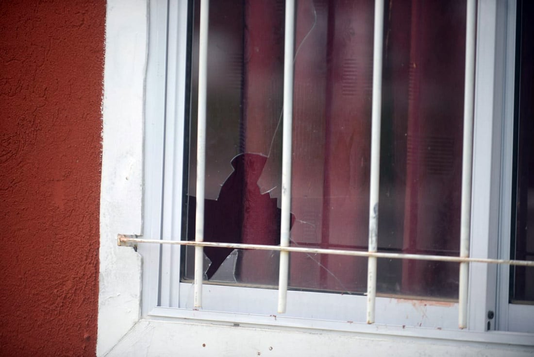 Barrio Parque de la Vega. Familiares del joven asesinado se manifestaron frente a la casa del policía imputado (José Hernández/La Voz).