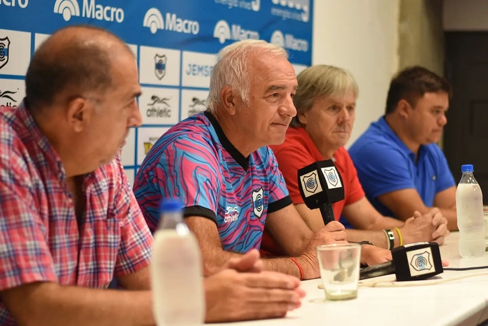 Flanqueado en su presentación por los dirigentes Walter Morales y Juan Brajcich, el DT Gómez definió que "para ganar un ascenso hay que ganar en cualquier lugar, en cualquier cancha".