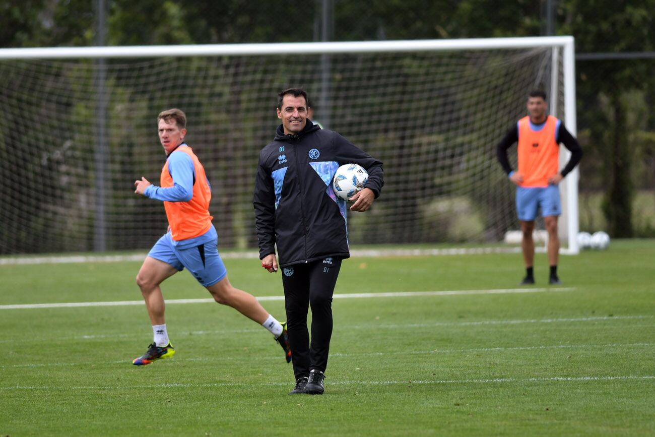 Entrenamiento de Belgrano.  El plantel celeste retomó las prácticas en el predio de Villa Esquiú.  (Ramiro Pereyra / La Voz)