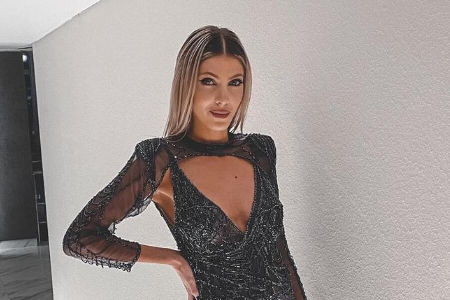 Cande Ruggeri posó con un vestido negro de brillos. 