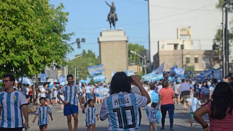 Los festejos de los hinchas argentinos por la Scaloneta en Neuquén.