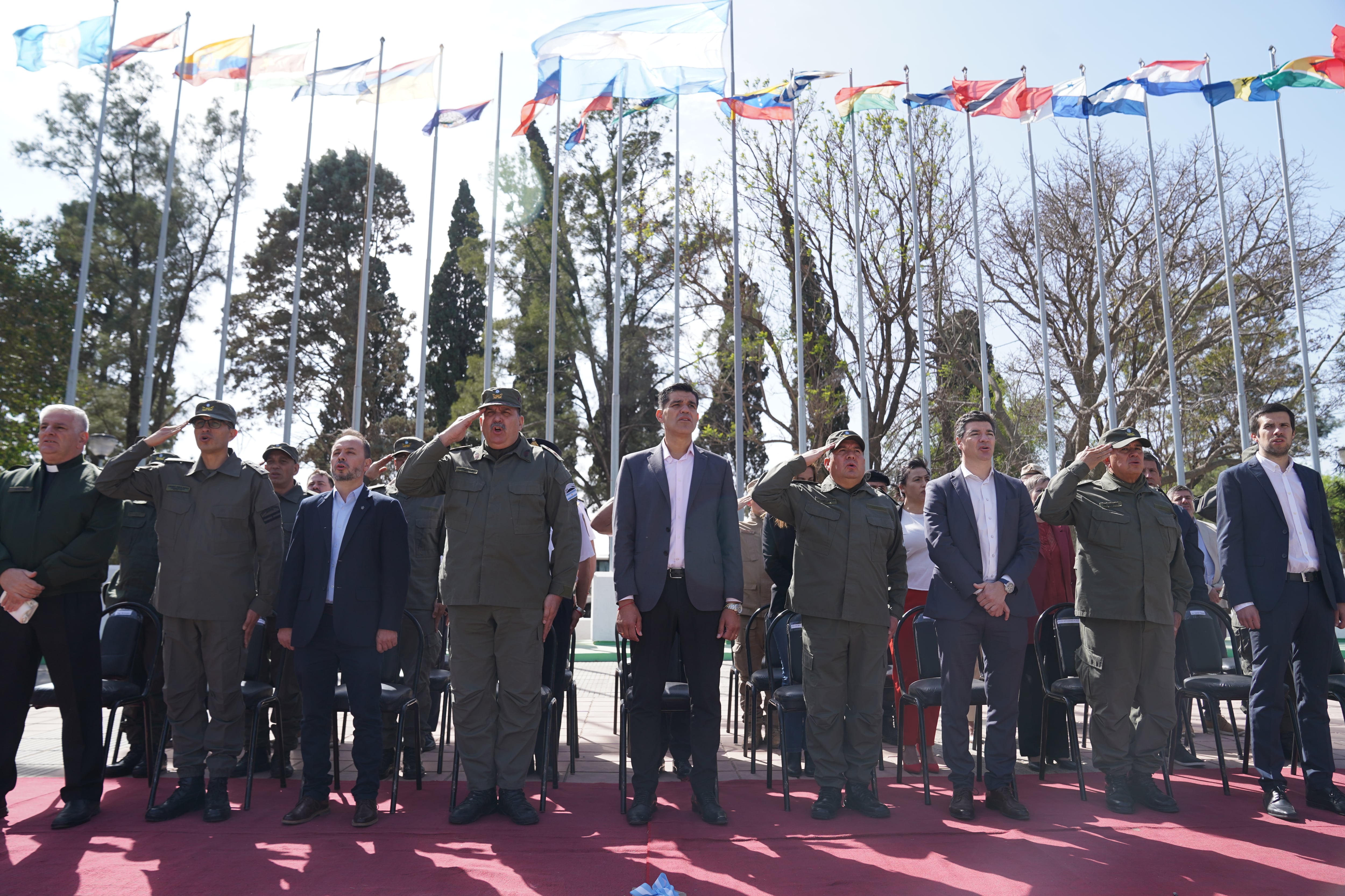 Acto. El intendente de Colonia Tirolesa, Juan Domingo Panichelli, encabezó la inauguración de la nueva base permanente de la Gendarmería nacional en esa localidad.