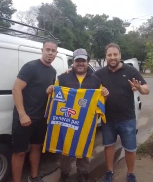 Los hinchas de Central se acercaron a donarle camisetas