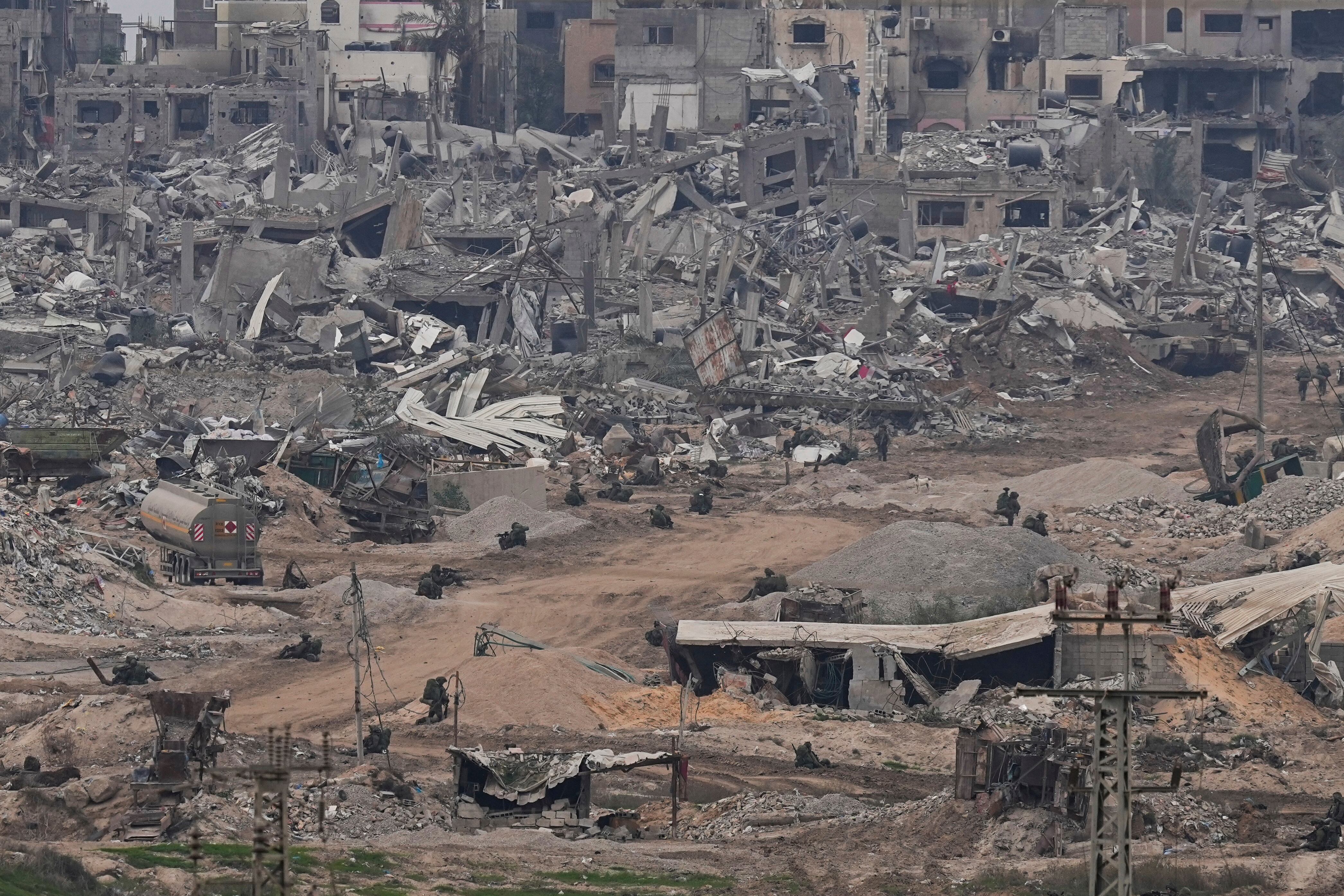 Fuerzas israelíes en la Franja de Gaza, vistas desde el sur de Israel, el 21 de diciembre de 2023.