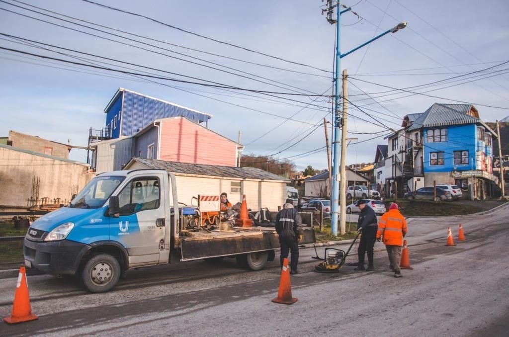 Los trabajos de bacheo se está realizando con maquinaria y personal propio de la Municipalidad de Ushuaia.