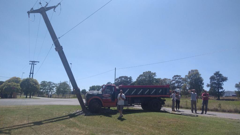 Así fue el impacto de un camión con un poste de luz en Tandil