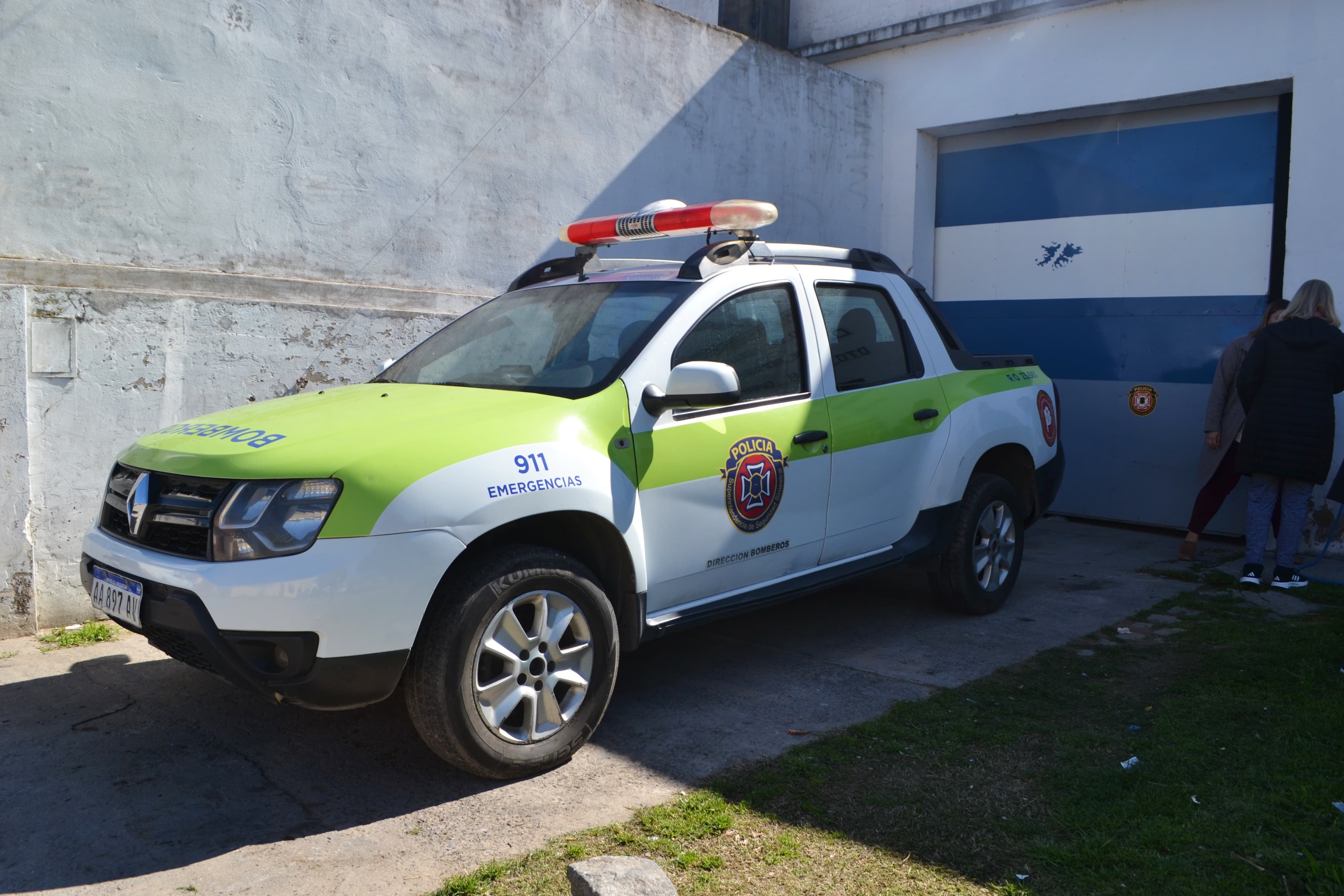 Entrega de nuevo móvil policial para el destacamento de bomberos en De La Garma