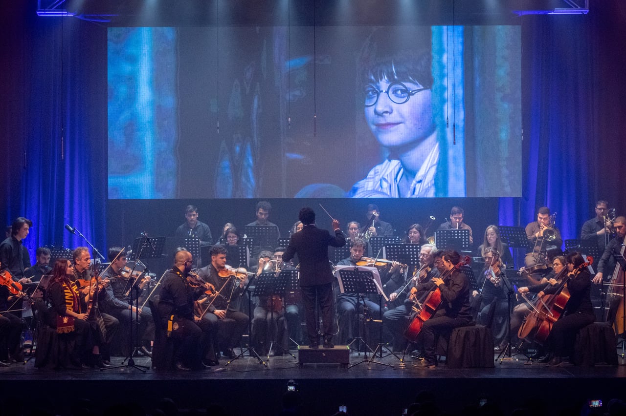 En el Teatro Plaza de Godoy Cruz, tuvo lugar un magnífico concierto sinfónico protagonizado por la Orquesta Barroca de Mendoza. En esta ocasión, la orquesta deleitó al público con brillantes interpretaciones de las melodías icónicas de las películas de Harry Potter.

Foto: Ignacio Blanco / Los Andes