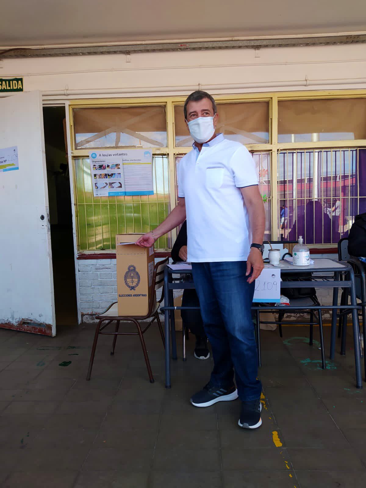 El candidato Adolfo Bermejo emitiendo su voto.