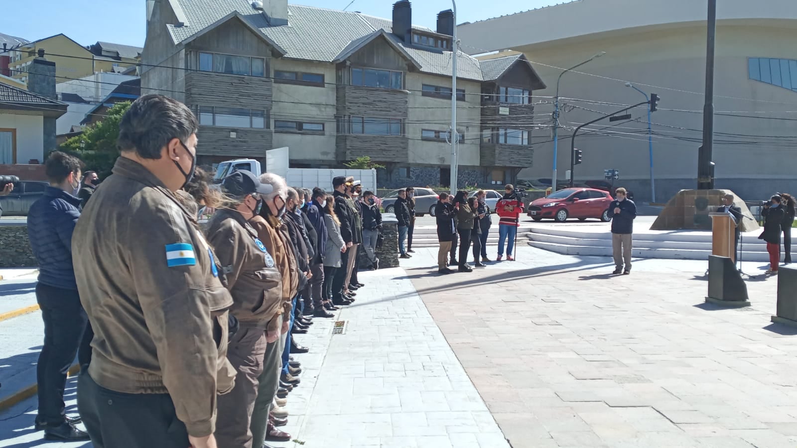 El gobernador Melella habló a los presentes destacando y valorando la presencia de Carmona en la provincia y su trabajo desde la Secretaría.