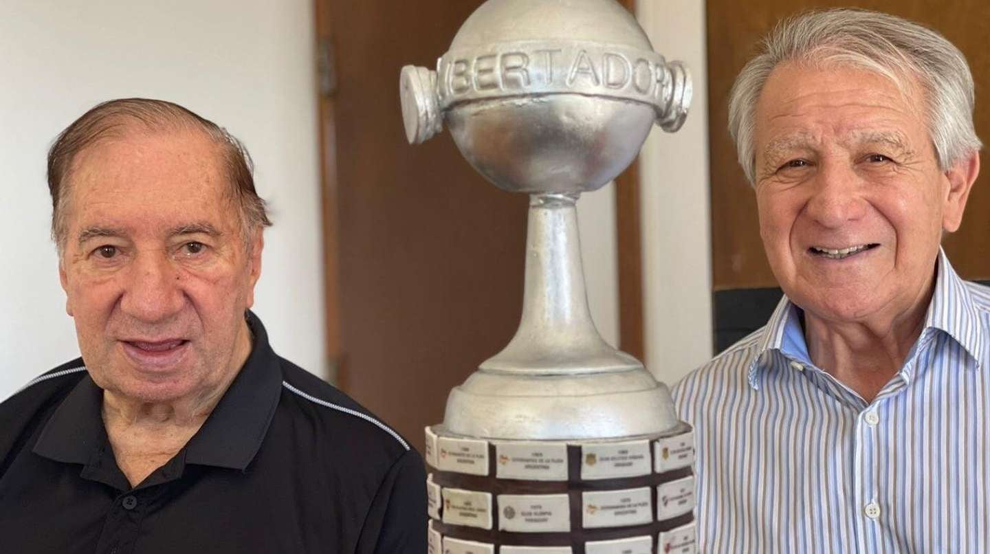 Carlos Pachamé le regaló una torta de la Copa Libertadores a Carlos Bilardo.