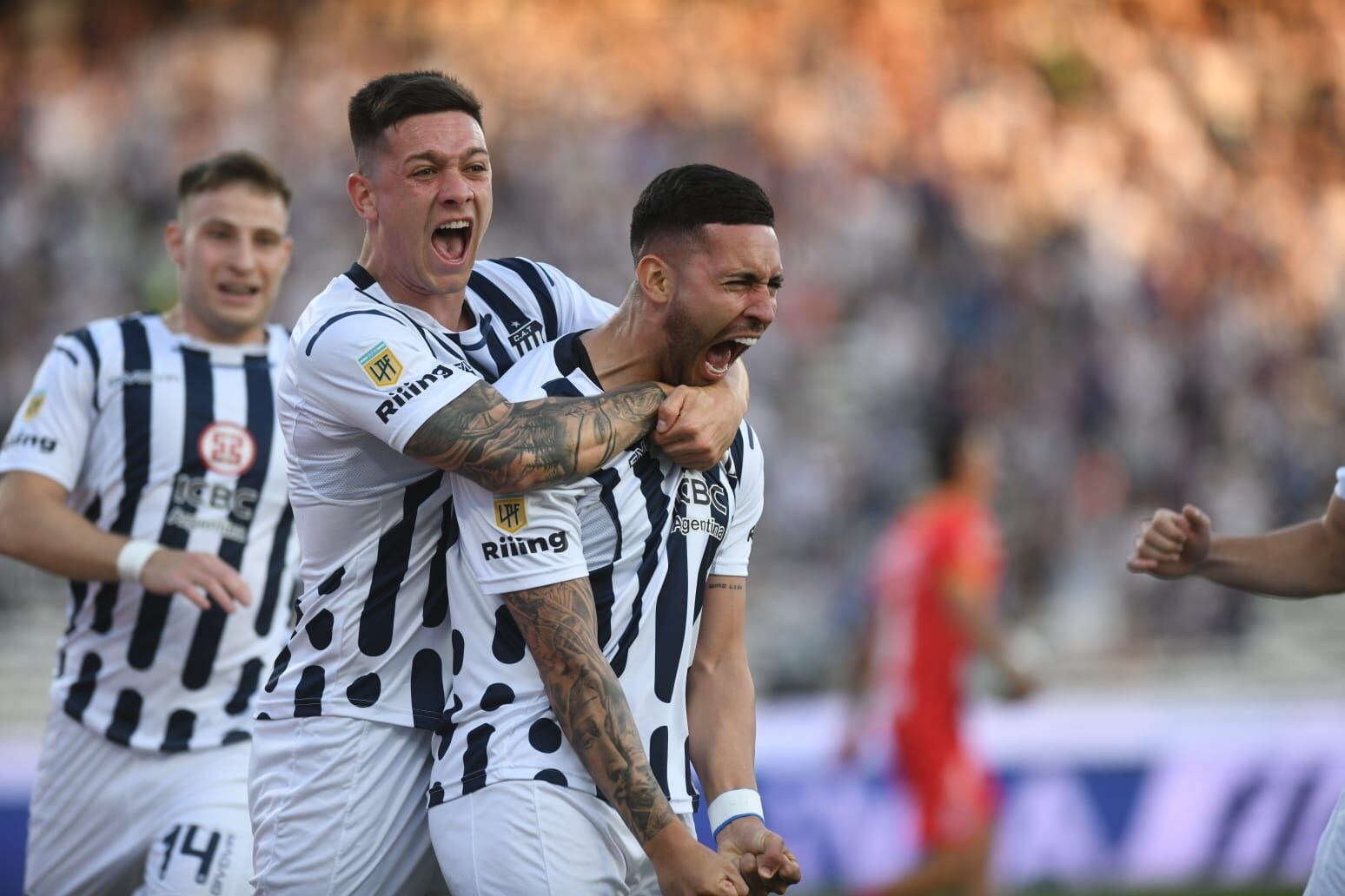 Nahuel Bustos, con una definición exquisita, marcó el primer gol de Talleres frente a Arsenal. (Facundo Luque / La Voz)