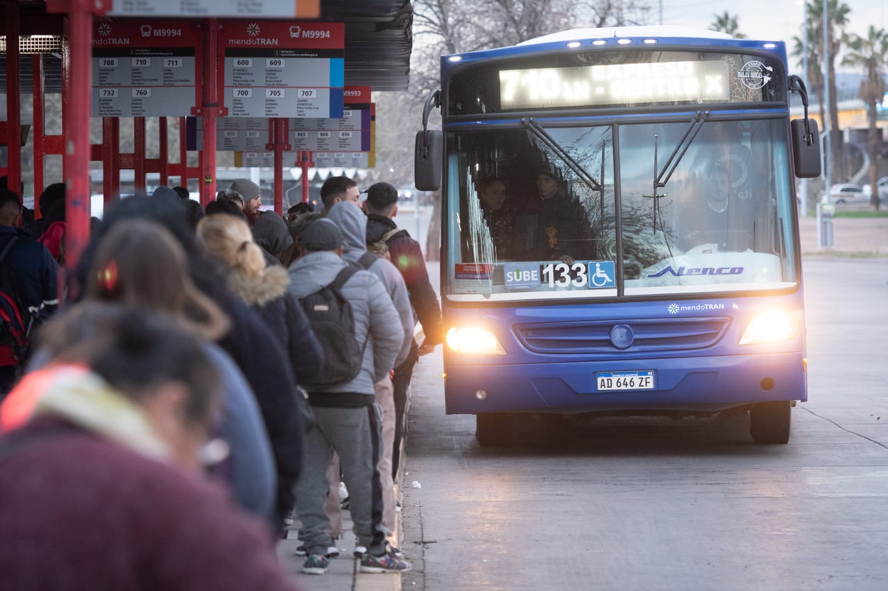 Demanda histórica de transporte público en el Gran Mendoza: se sacan 190.000 pasajes más por día que hace 5 años.
Foto: Ignacio Blanco / Los Andes

