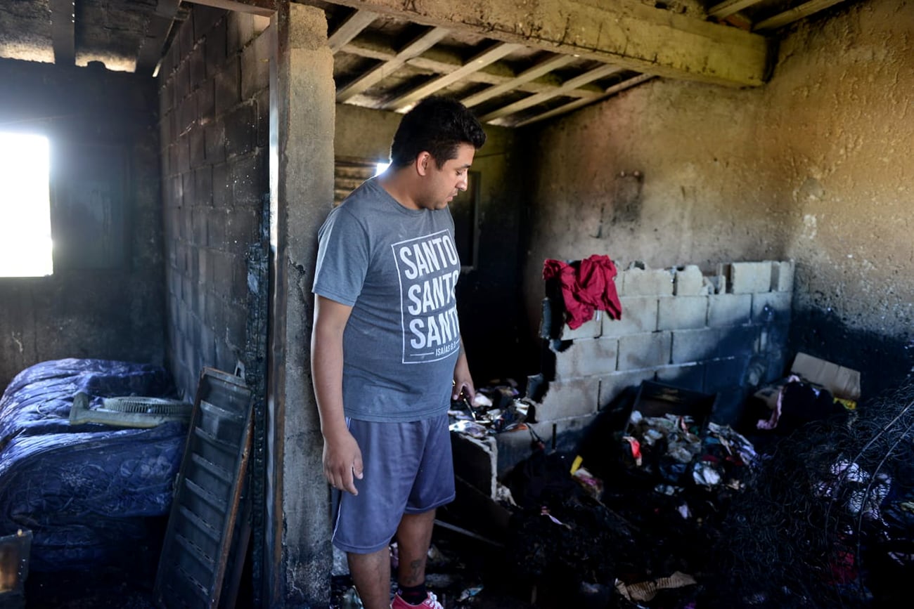 La casa quedó destruida y la familia necesita ayuda. 