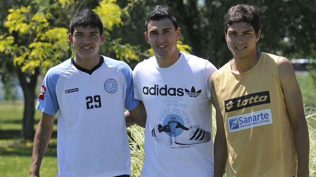 Sangre celeste. Matías Suárez, junto a sus sobrinos “Fede” Álvarez y Gastón Álvarez Suárez. // Foto: Darío Galiano / Archivo