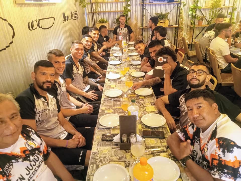 Jugadores, cuerpo técnico y dirigentes de Altos Hornos Zapla compartieron el almuerzo este sábado en la ciudad cordobesa de San Francisco, en la víspera del partido contra Deportivo Camioneros.