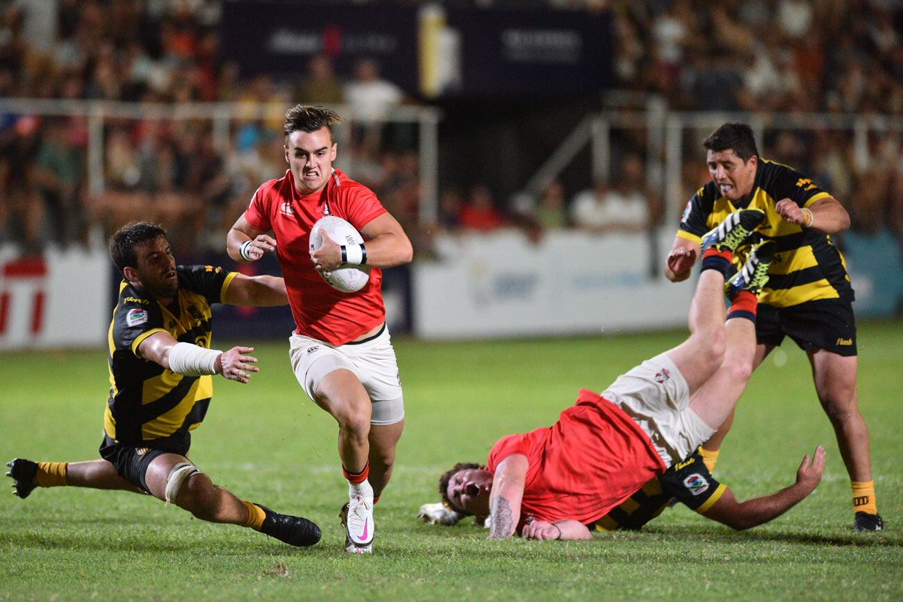 Dogos XV enfrenta a Peñarol en la cancha de Tala por el Súper Rugby Americas. (José Gabriel Hernández)