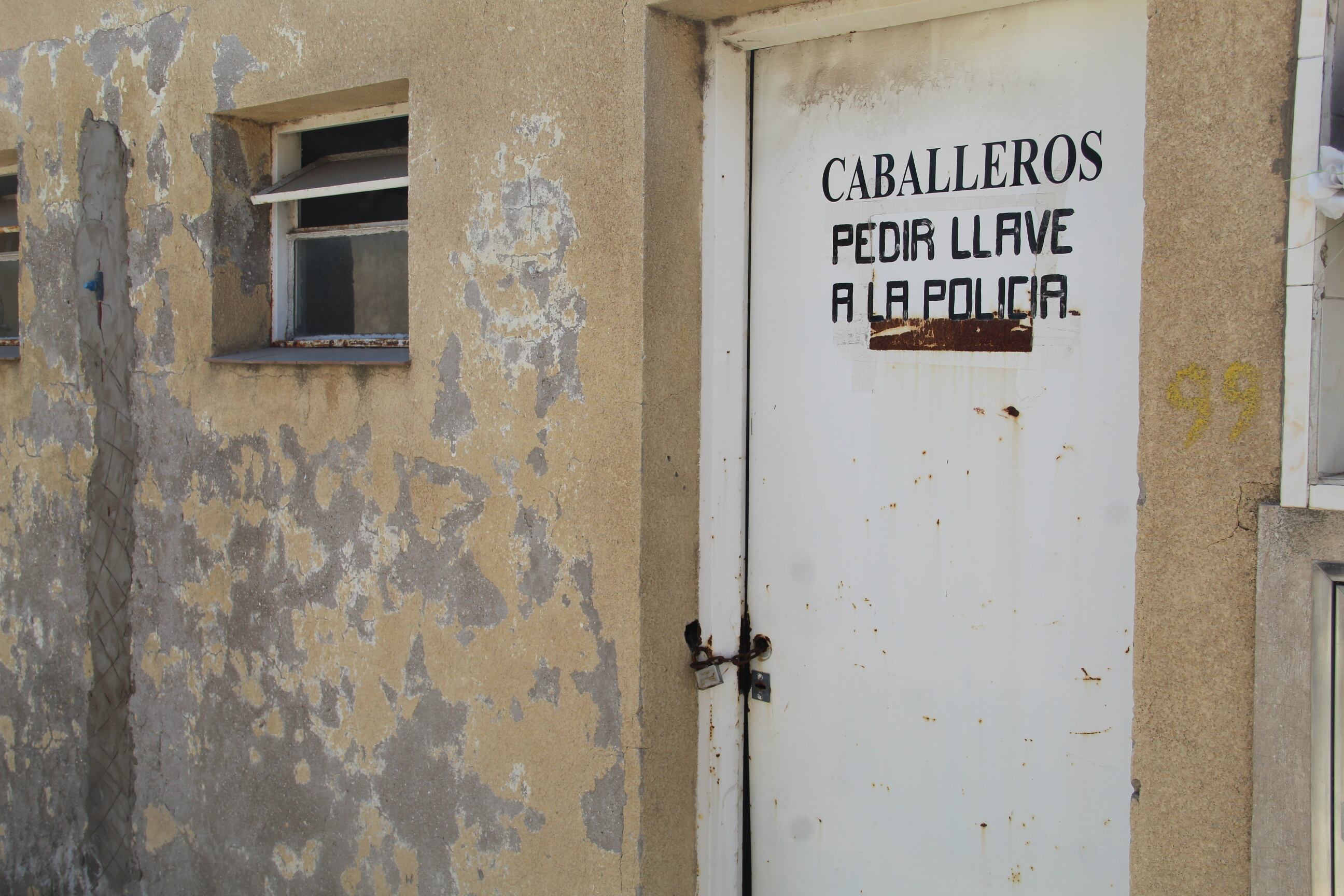 Baño de caballeros. Pedir la llave al policía. Hace mucho tiempo en el cementerio local no hay policía.