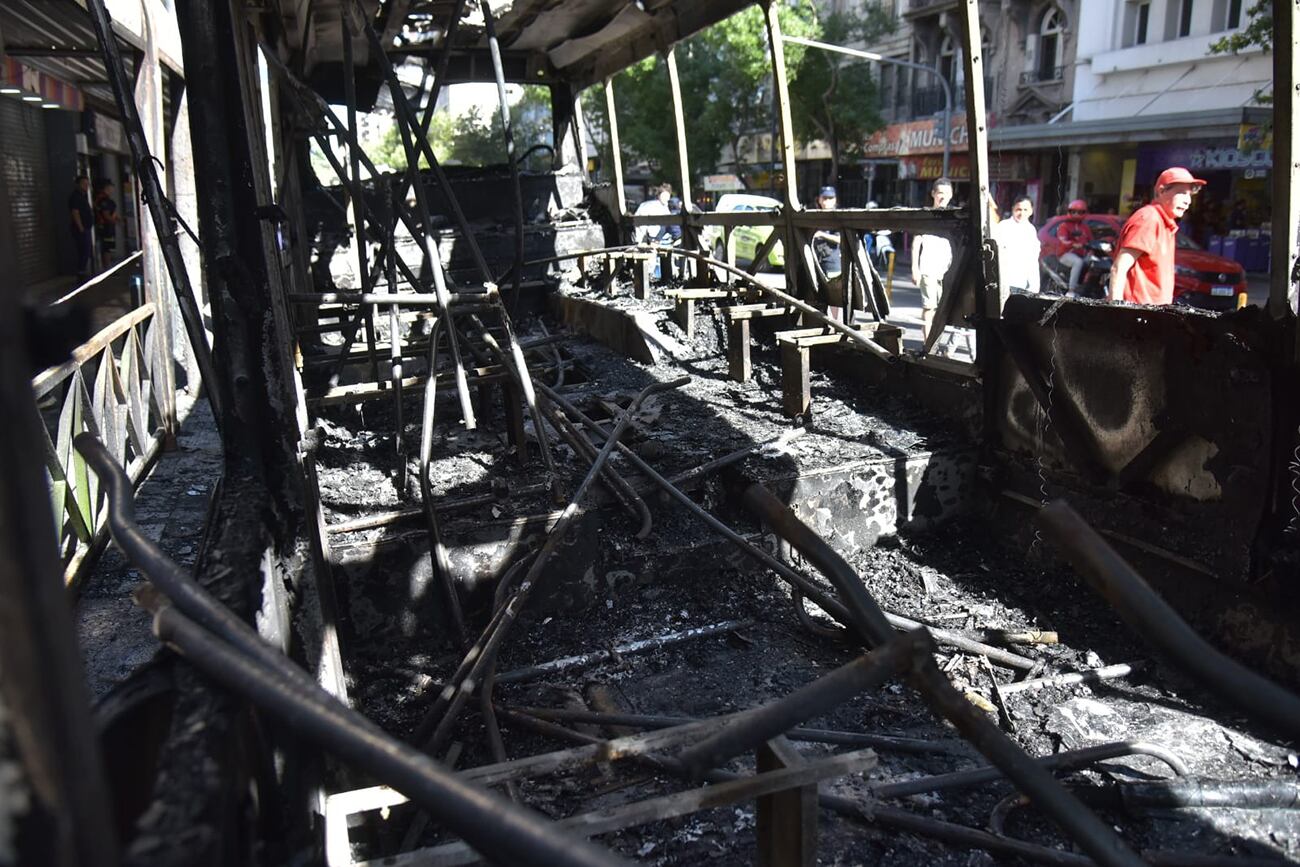 Así quedó el colectivo de Tamse que se incendió en pleno centro de Córdoba.