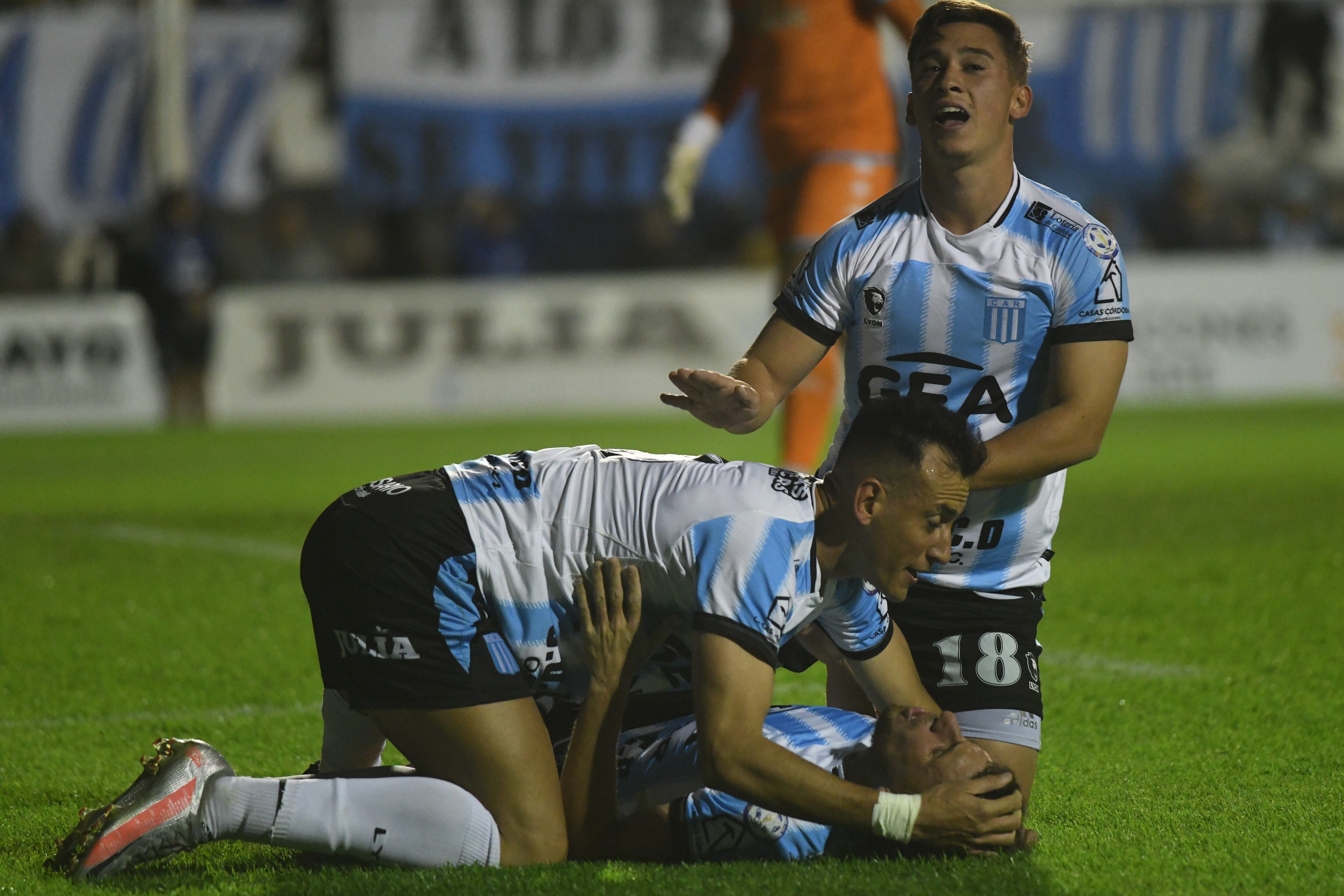 Racing de Nueva Italia, festejando uno de sus goles en el partido ante Aldosivi, por la Primera Nacional. (Ramiro Pereyra / La Voz)