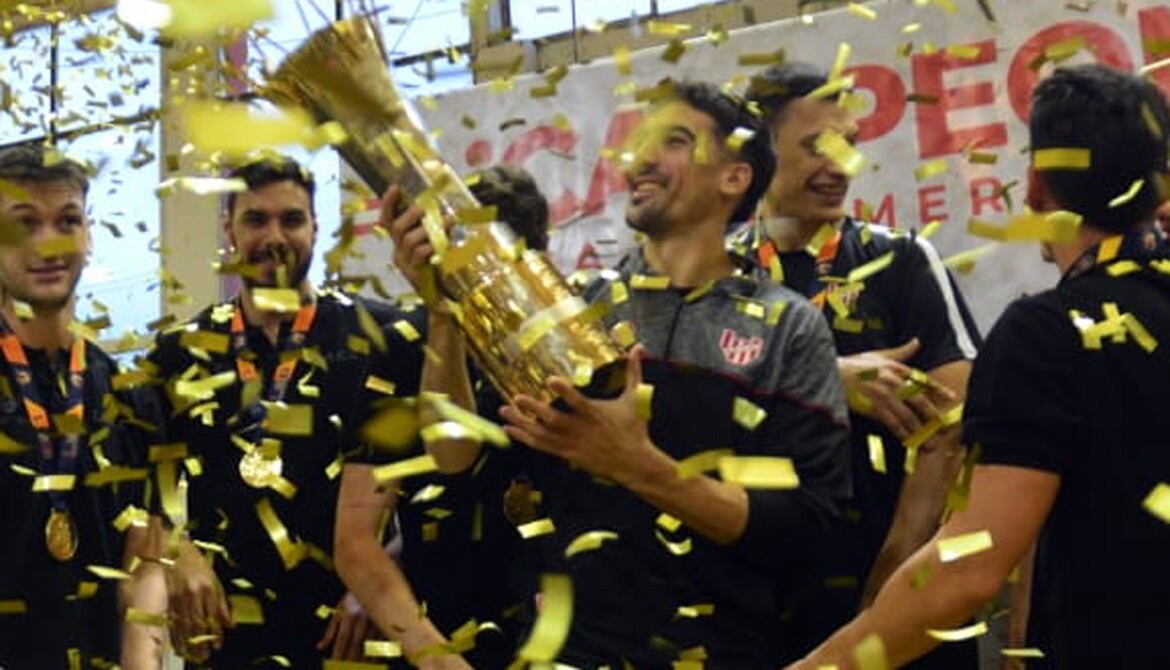 Mauro Cosolito con el ansiado trofeo en sus manos (Foto: Javier Ferreyra).