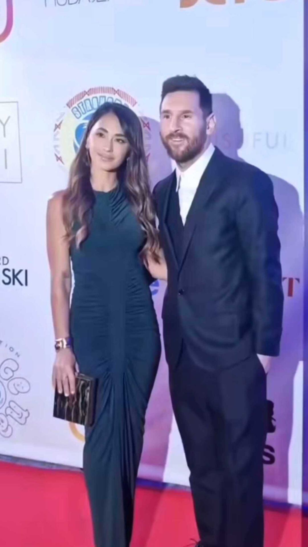 El look total black de Antonela Roccuzzo se robó todas las miradas.