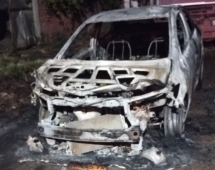 El fiscal Carlos Ariel Gil Urquiola y su ayudante, Andrés Gustavo Ugarte, del Ministerio Público de la Acusación, investigan el incendio intencional de un auto particular, en Palpalá.