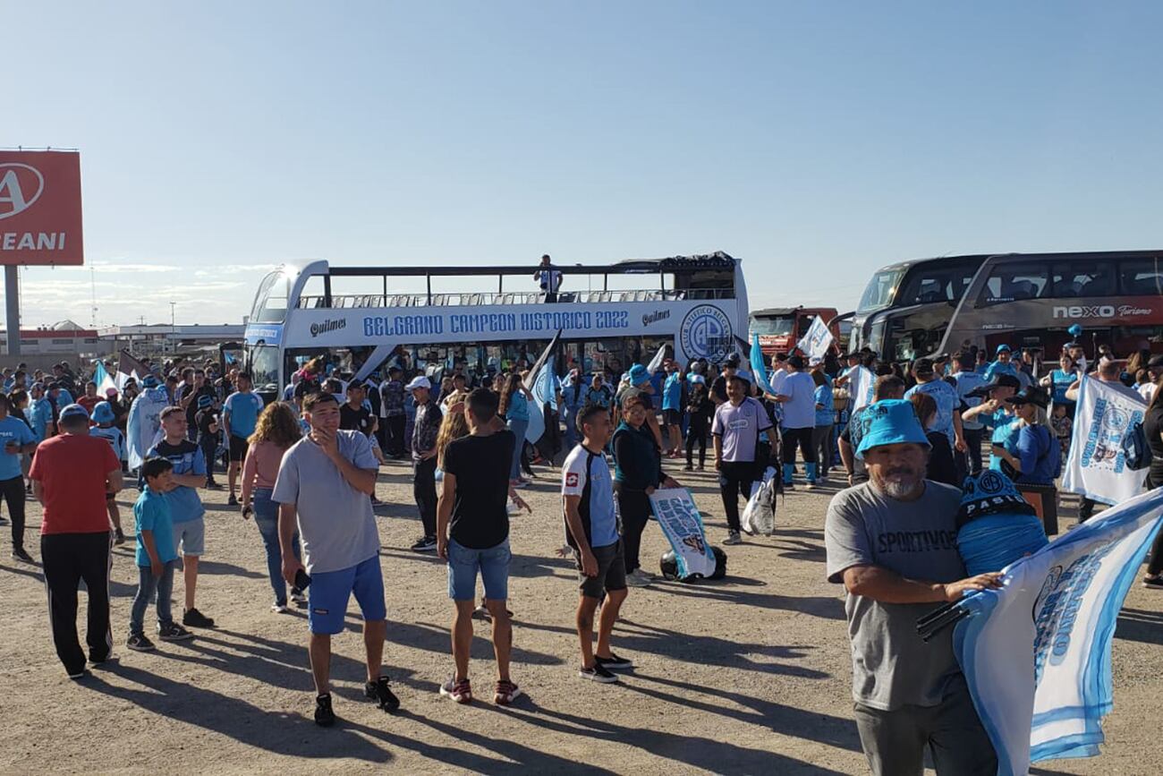 Vuelta olímpica de Belgrano. Hinchas del club esperando la caravana celeste en el acceso a Circunvalación por Ruta 9. (Javier Ferreyra / La Voz)