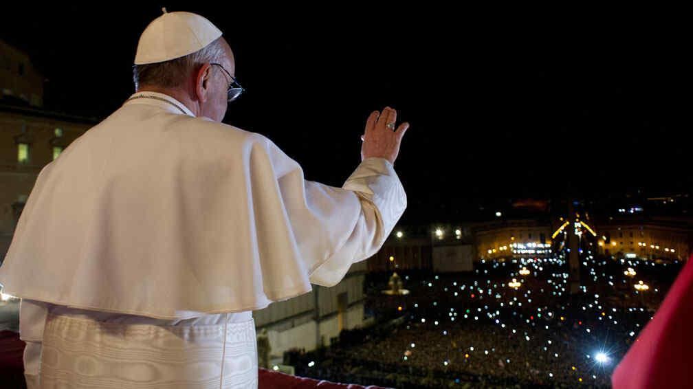 13 de marzo de 2013. Cuando recién elegido se asomó a saludar a la multitud, Jorge Bergoglio (ya convertido en Francisco) saludó a los miles de fieles con un “buenas noches” y les pidió a ellos su bendición y que rezaran por él (AP / Archivo).