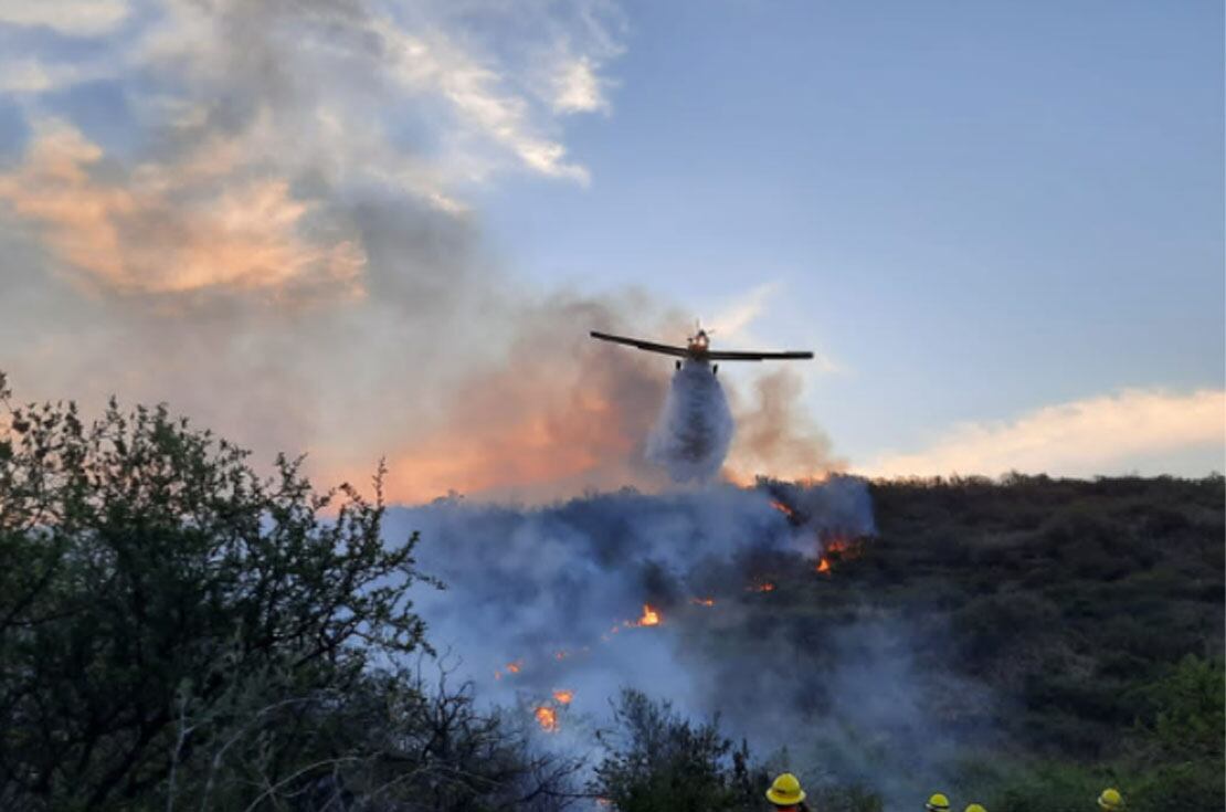 Los trabajos para combatir las llamas en las sierras. (Bomberos Voluntarios de La Granja)