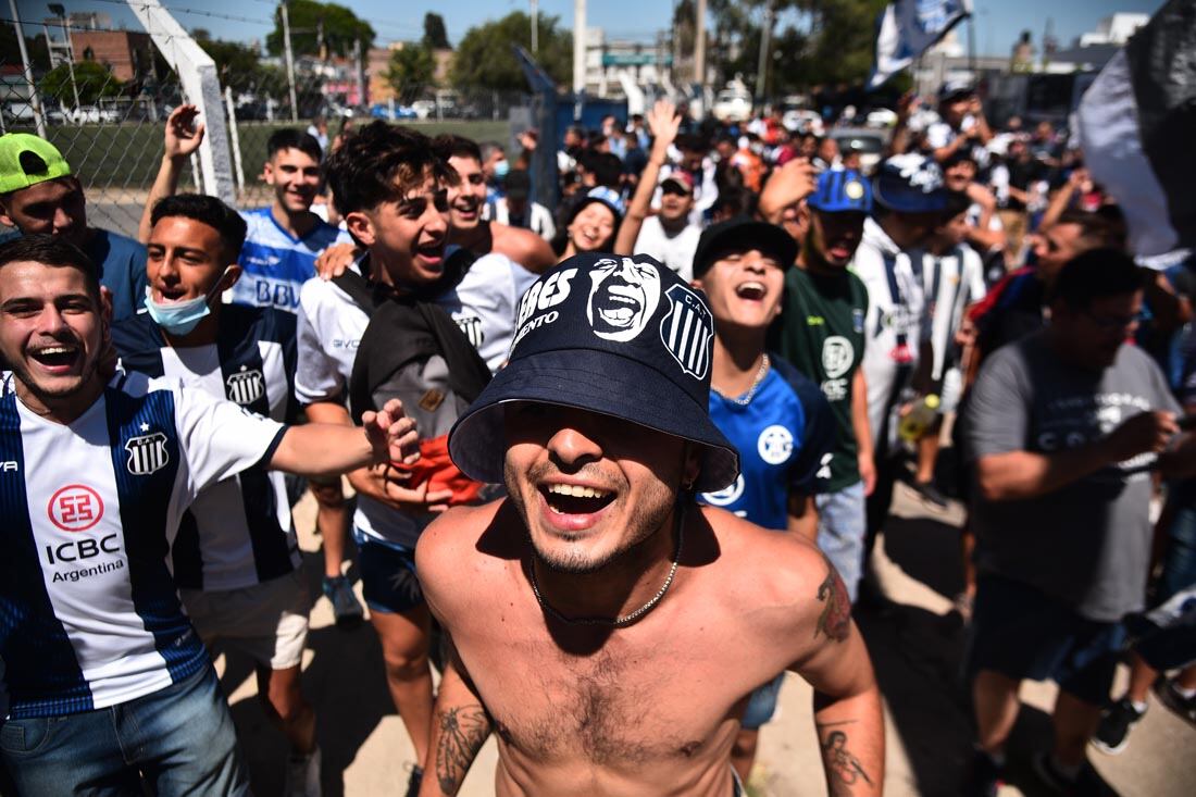 Hinchas de Talleres en la Boutique de Barrio Jardín esperan ver el ultimo entrenamiento  del equipo antes del viaje   a Santiago del Estero. (Pedro Castillo /La Voz)