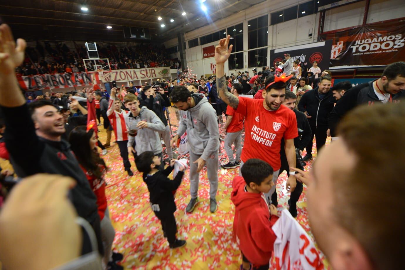 La celebración del título de Instituto en LNB fue en el Sandrín, junto a sus hinchas. (Javier Ferreyra / La Voz).