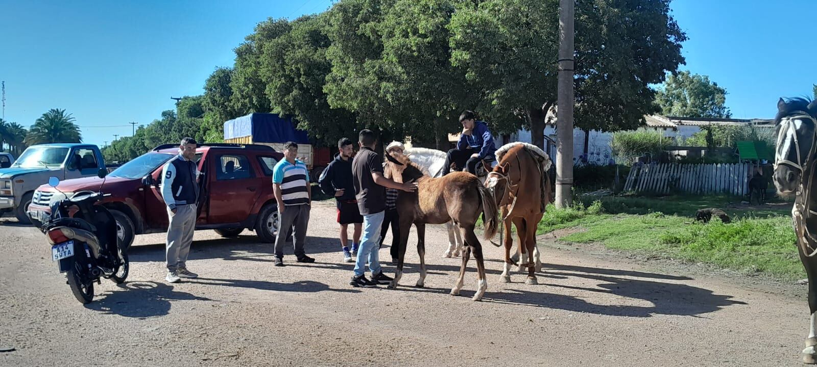 Caravana a caballo y globos blancos para despedir a Agustín en el día de su cumpleaños