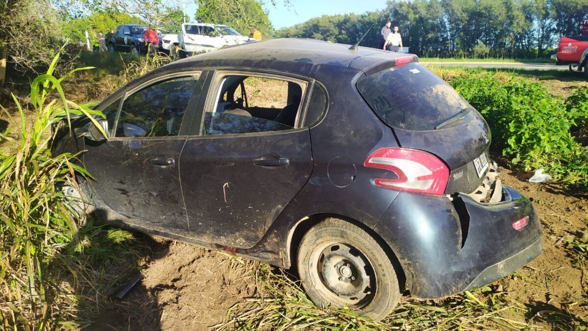 Un auto despistó y chocó contra un árbol a la altura de El Esquinazo.