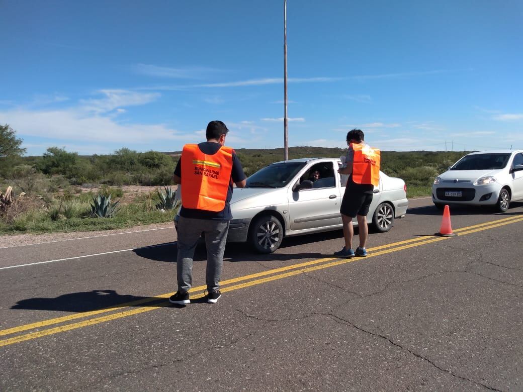 Entregaron bolsas para residuos en el pórtico de ingreso a Valle Grande.   