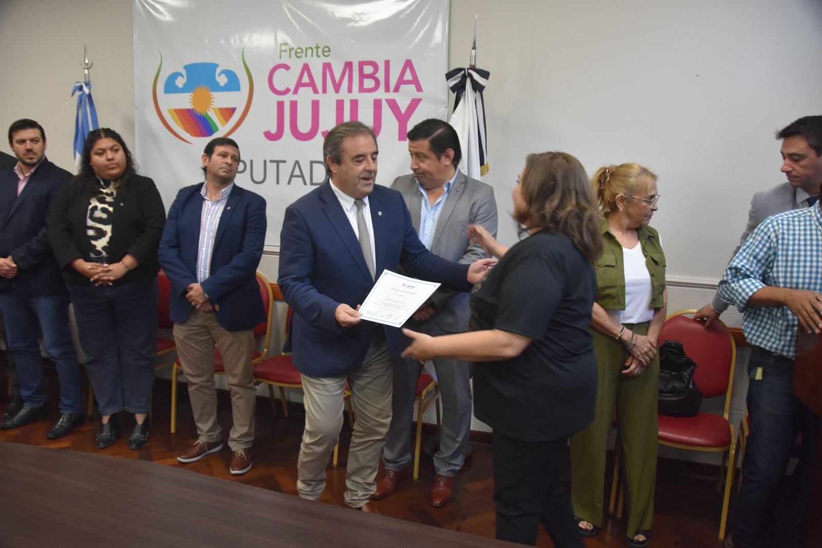 La jueza Pilar Medina recibe de manos del vicegobernador Alberto Bernis su certificado de participación en la jornada "Enfoque multidisciplinario sobre la Edad de Imputabilidad".