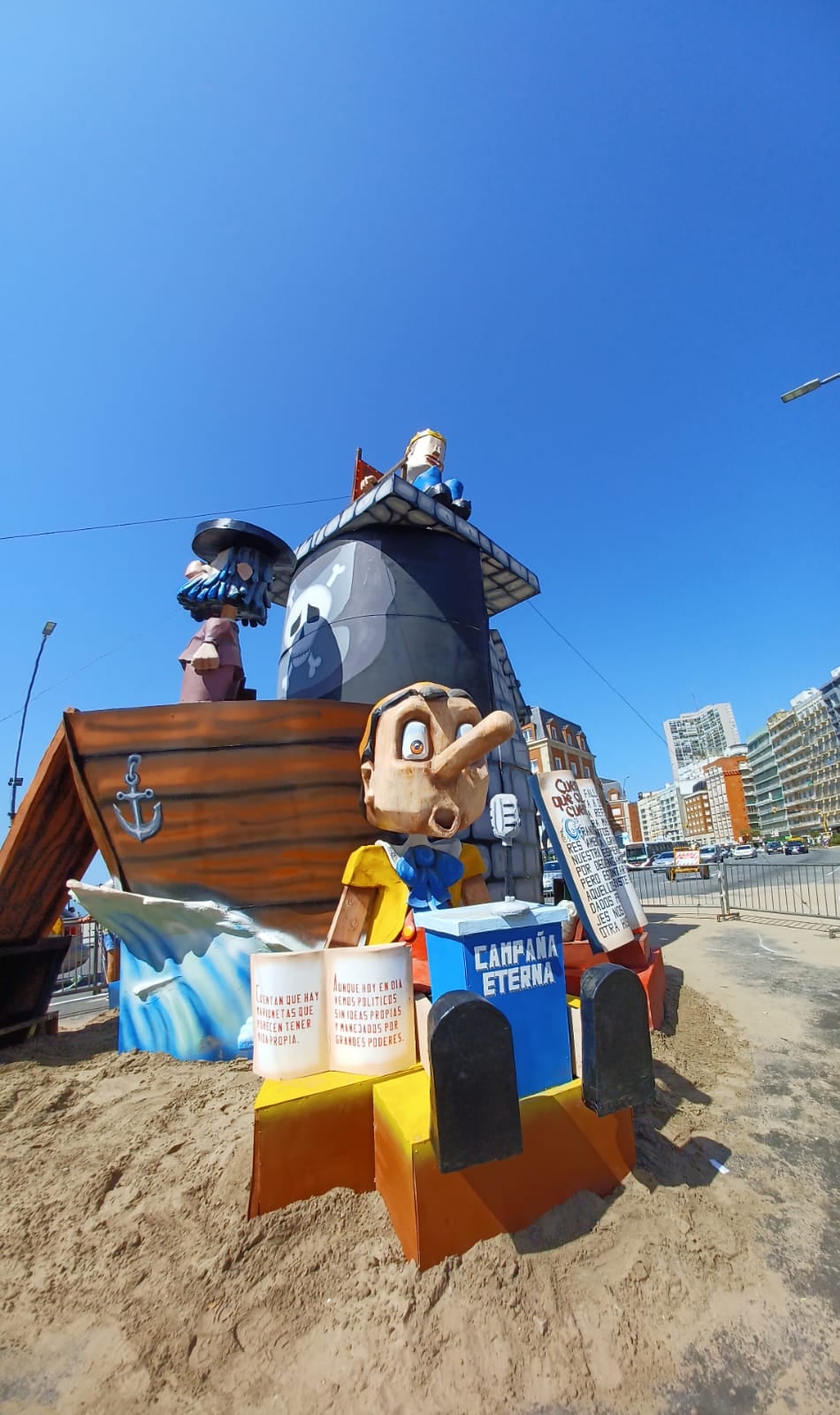 La escultura realizada por el artista Adrián Más Reyes se sumó al paisaje marplatense con un mensaje en donde se satiriza a los cuentos de hadas y los políticos argentinos.