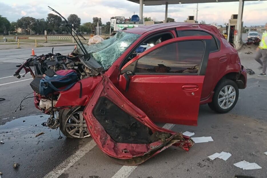 Perdió el control de su auto y chocó contra el peaje. 