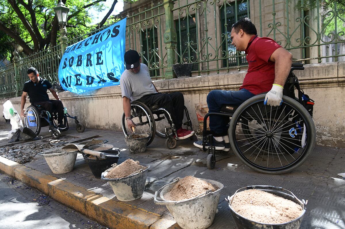 Una carrera de obstáculos: así es andar por las veredas de Córdoba para las personas en sillas de ruedas