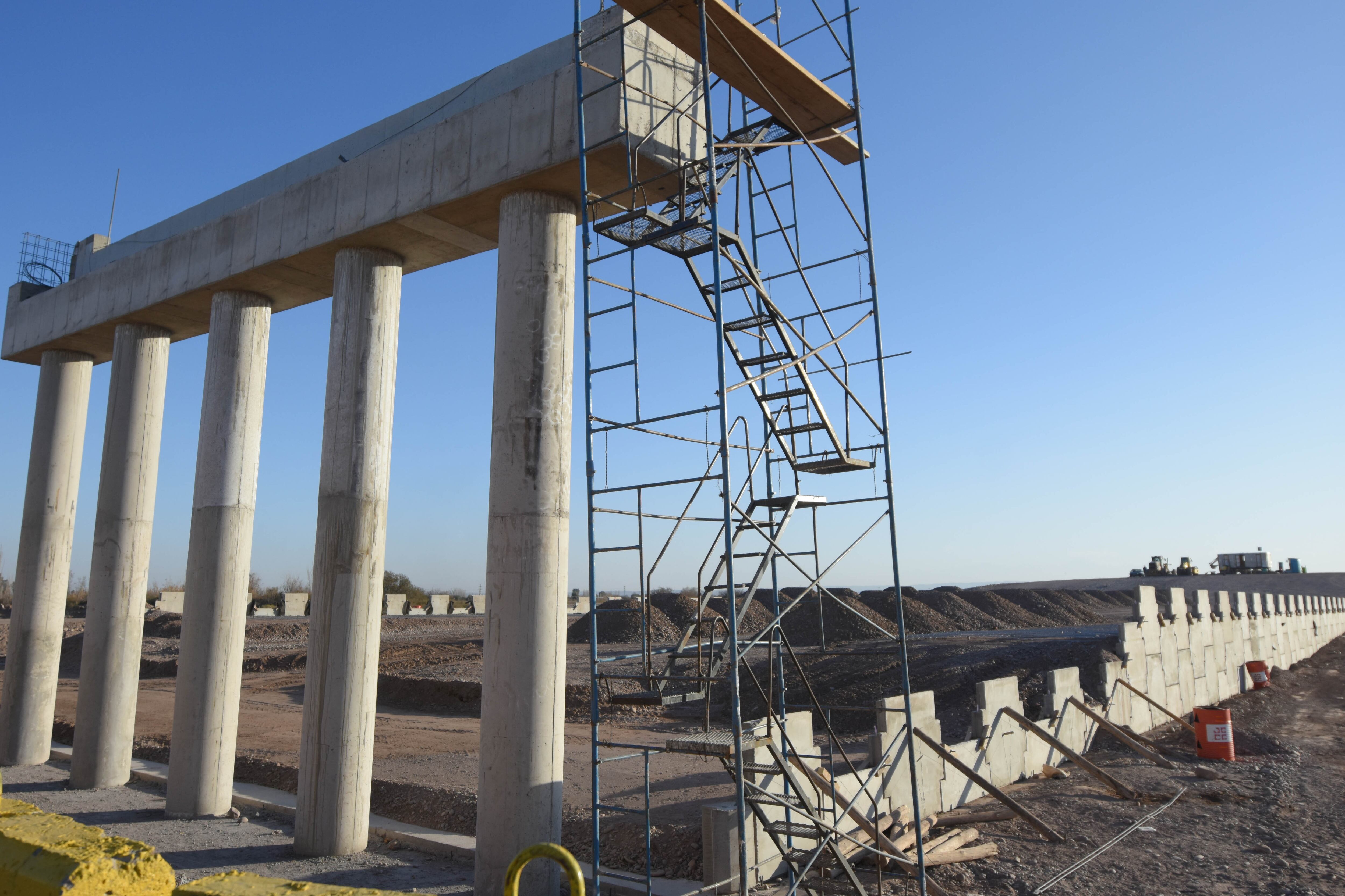 Trabajos de los puentes de la variante de Palmira, la ruta que unirá el acceso este con la ruta Nacional 7 a Chile, para el trasporte de cargas.